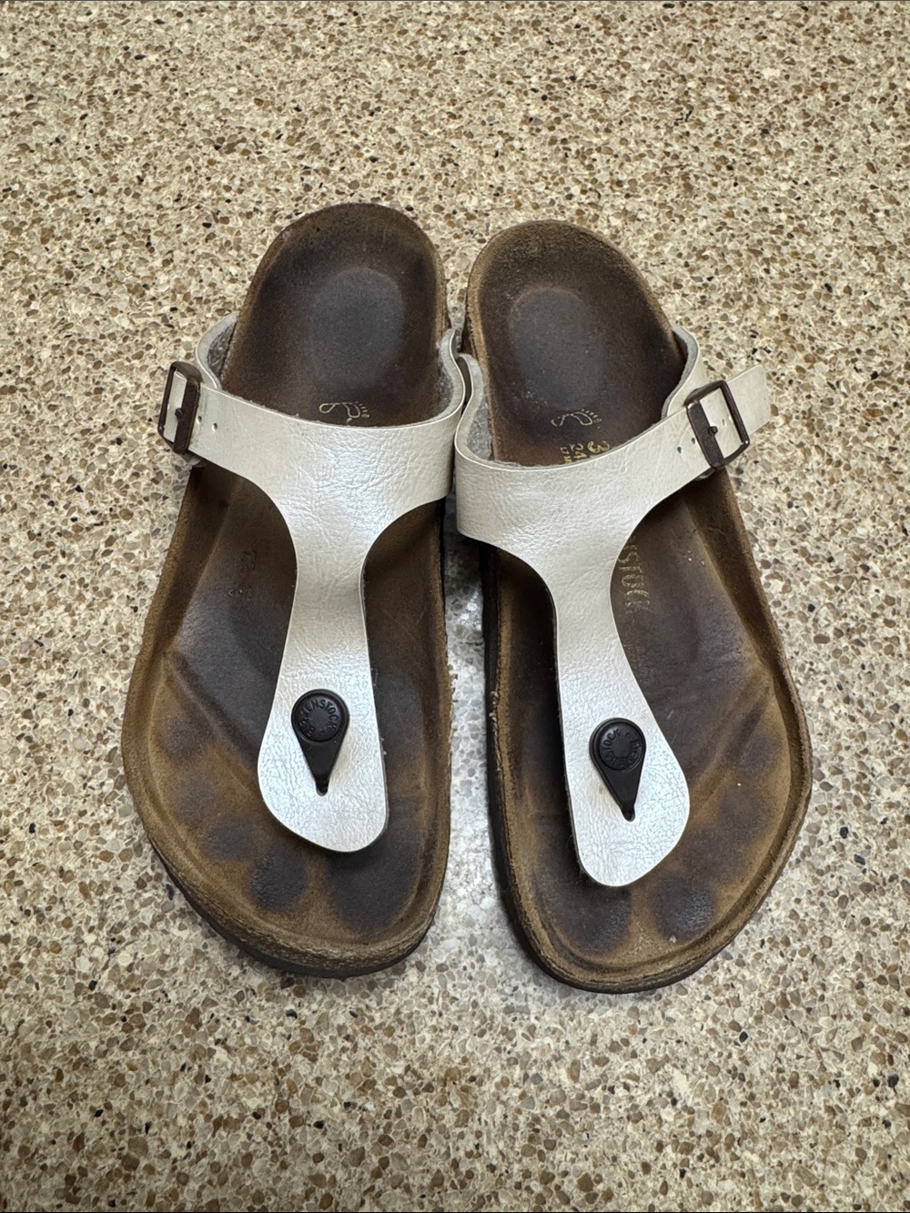 Birkenstock Gizeh Gold Leather T-Strap Toe Sandals - Picture 3 of 10